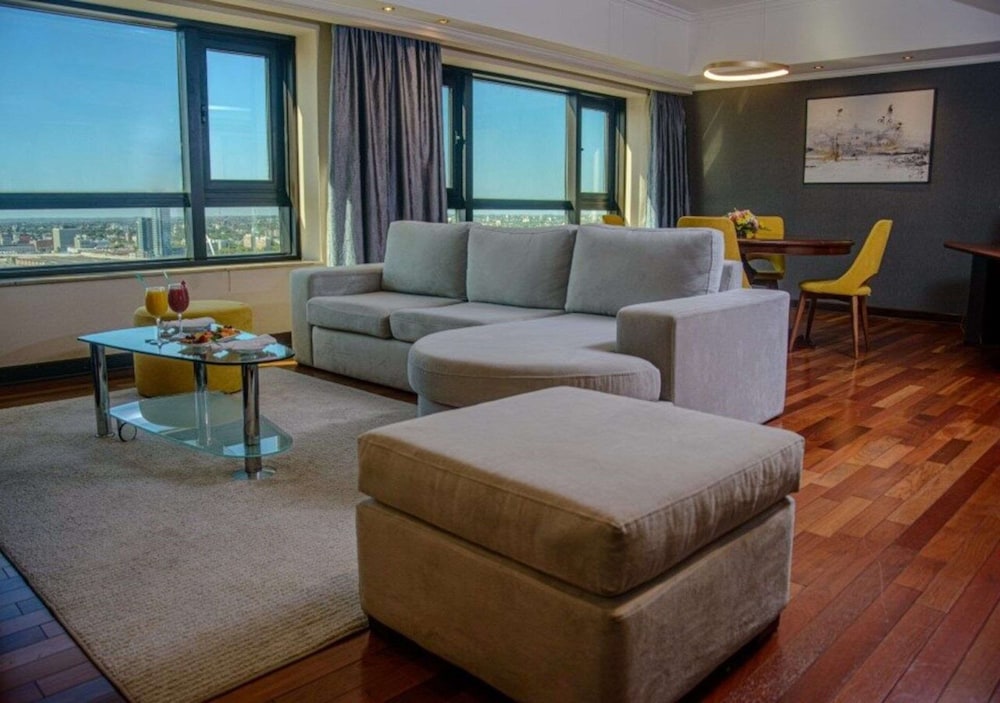 Suite, 1 Queen Bed, Non Smoking (Ambassador) - Photo 6