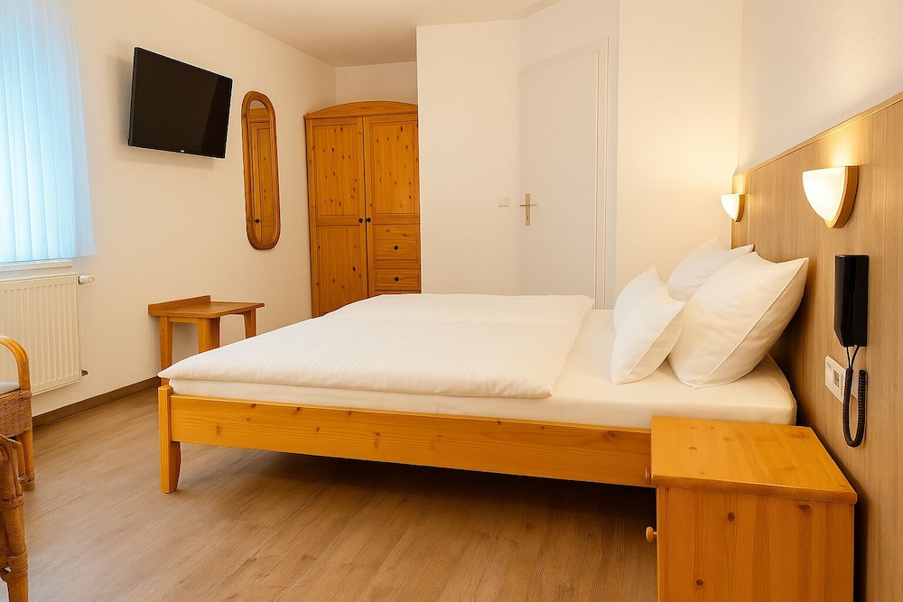 Economy Double Room (140cm bed) photo 3