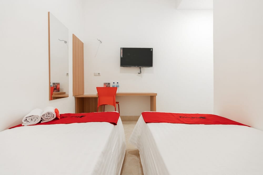 Twin Room (Reddoorz) - Photo 4