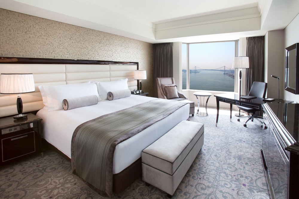 Premium Room, 1 King Bed, Club Lounge Access, Bay View photo 2