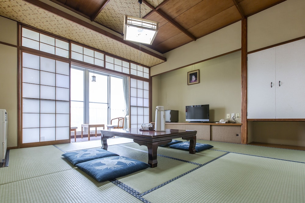 Japanese Room with Shared Washroom- Quadruple, Smoking photo 1