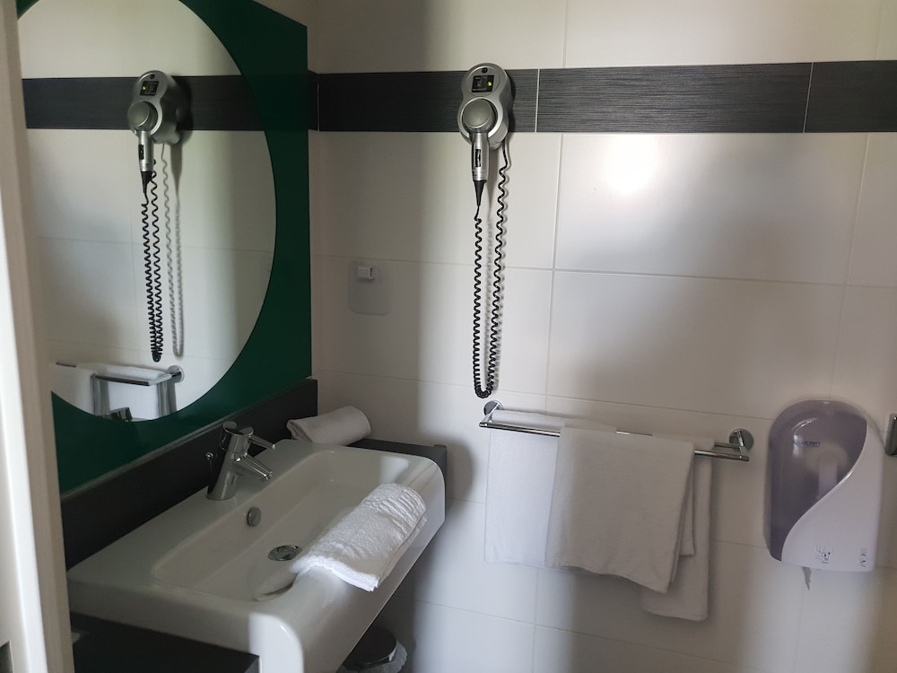 Standard Twin Room, 2 Twin Beds - Photo 7