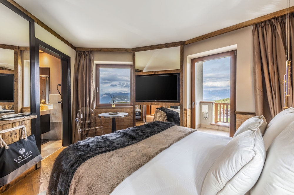 Panoramic Room (Petite)