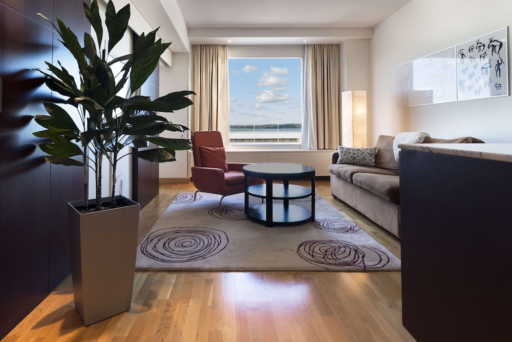 Junior Suite, 1 King Bed, Partial Sea View photo 3