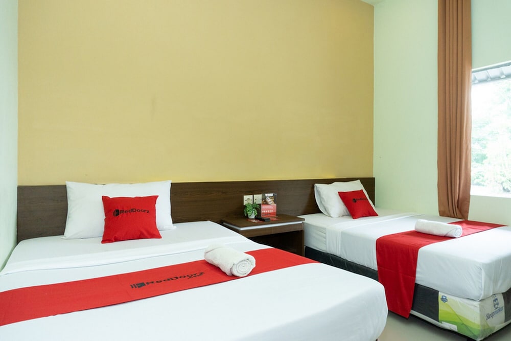 Premium Twin Room (RedDoorz) photo 1