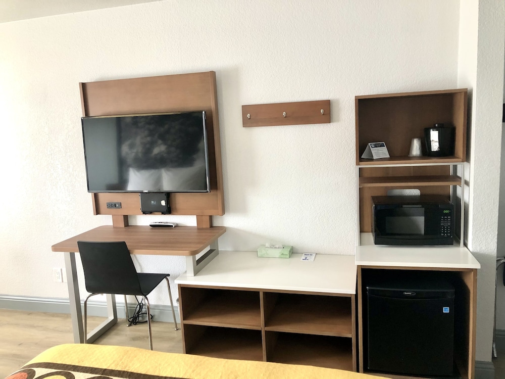 Room, Multiple Beds, Non Smoking - Photo 9