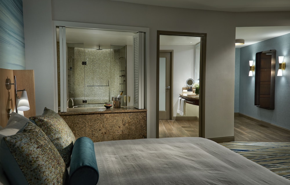 Junior Suite with Balcony - Photo 1