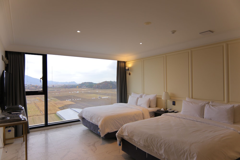 Royal Suite (Private pool fee per night required on spot) - Photo 7