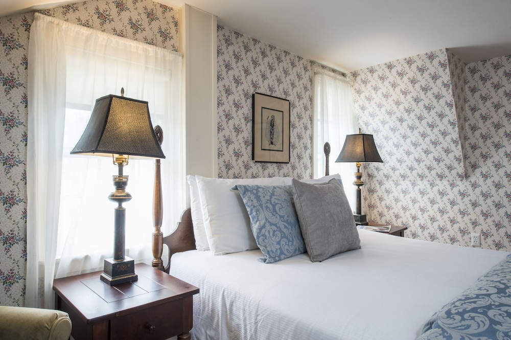 The Mt. Everett Room, 1 Queen Bed photo 3