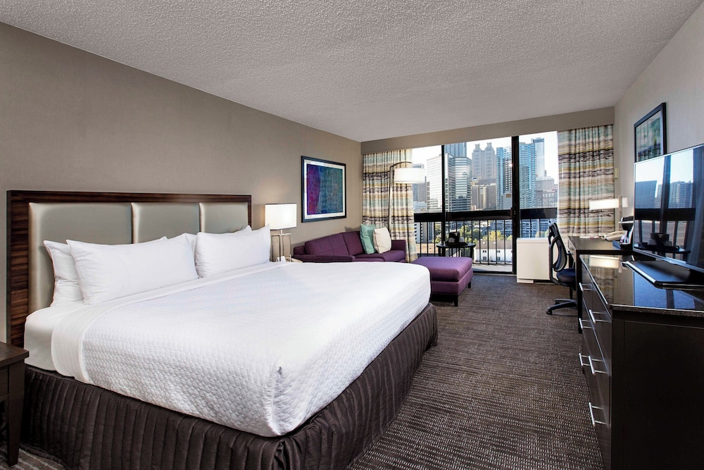 Standard Room, 1 King Bed, Mobility Accessible (Accessible Tub)