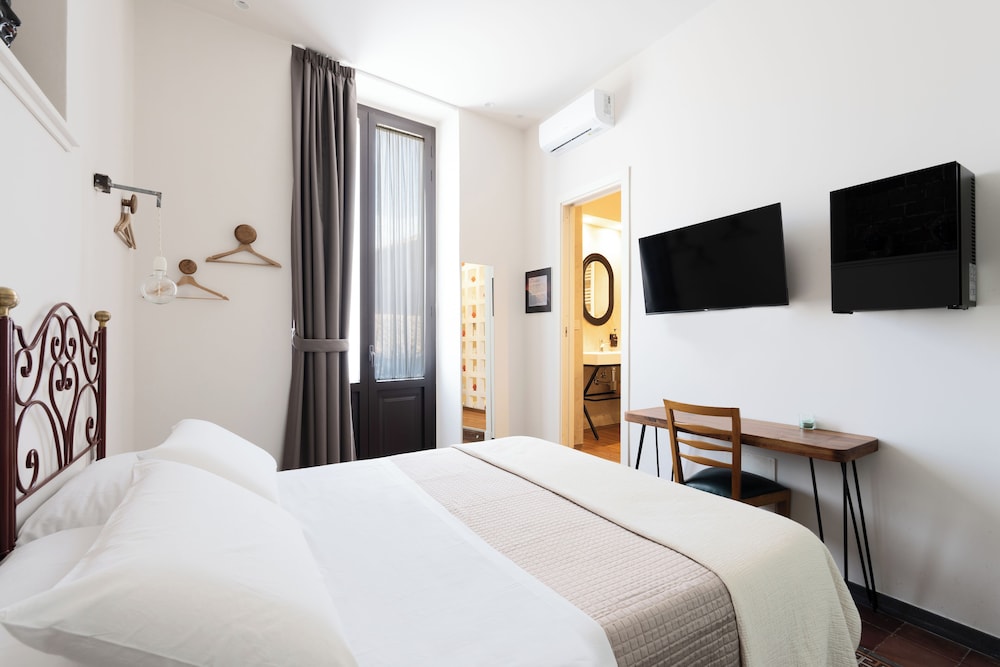 Classic Double Room, City View (Encelado)
