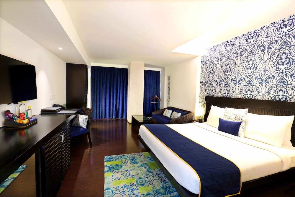 Club Room with Bath Tub - Photo 3