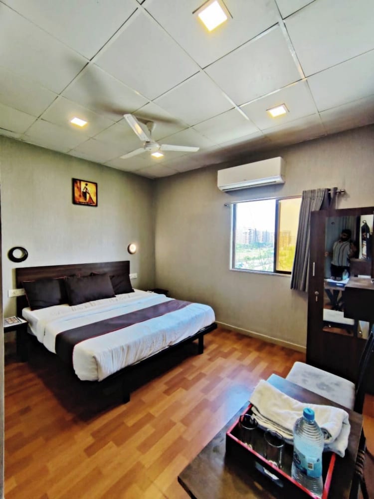 Deluxe Room - Photo 6
