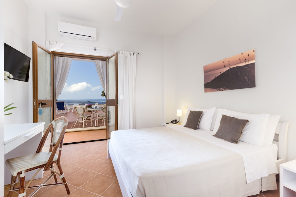 Classic Double Room, 1 Bedroom, Private Bathroom, Sea View photo 3
