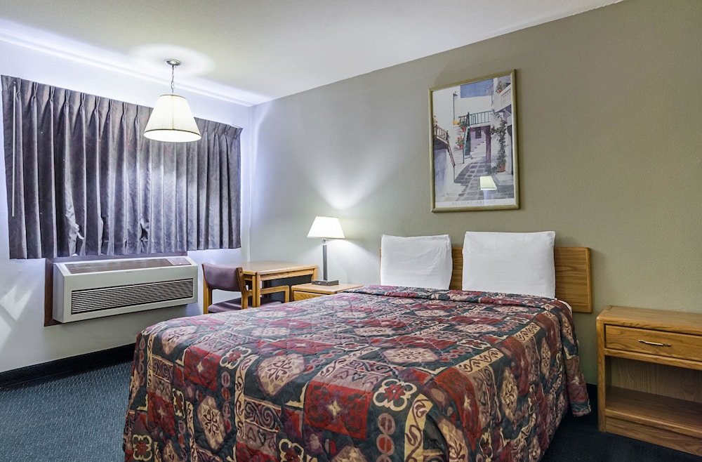 Standard Room, 1 Queen Bed photo 3