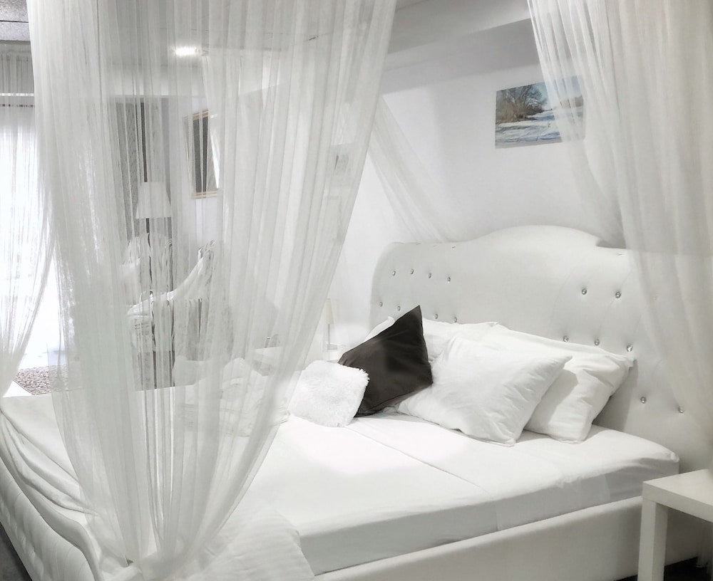 Romantic Pinery Bijou Suite photo 1