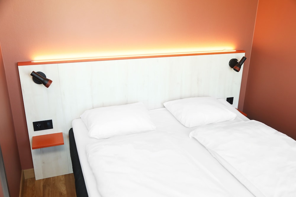 Standard Room, Non Smoking thumbnail 6