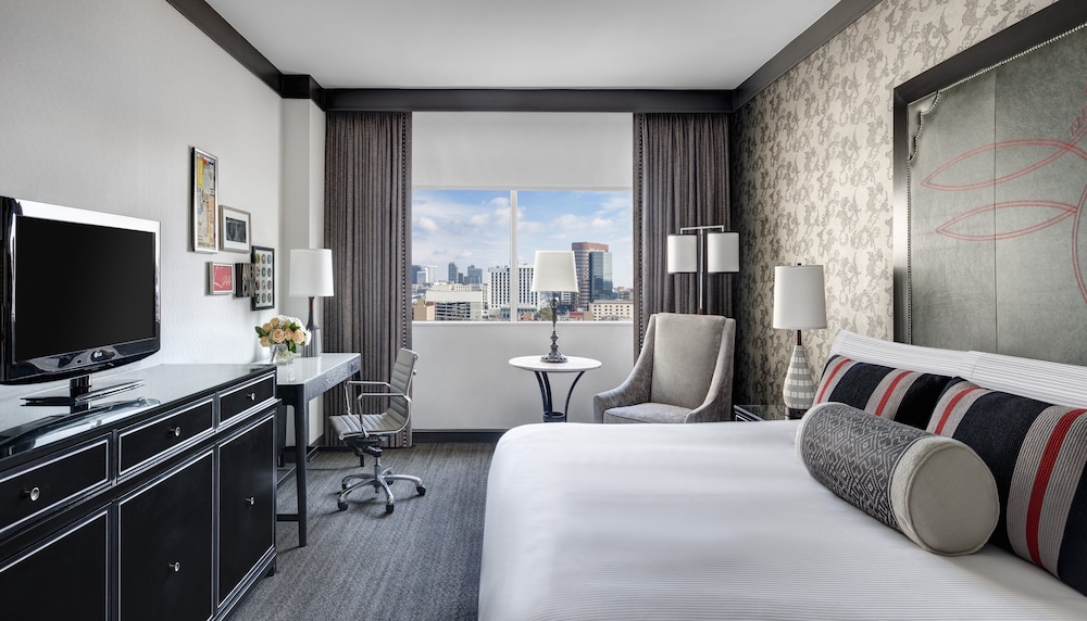 Premium Room, 1 King Bed, Accessible (Hearing) photo 2