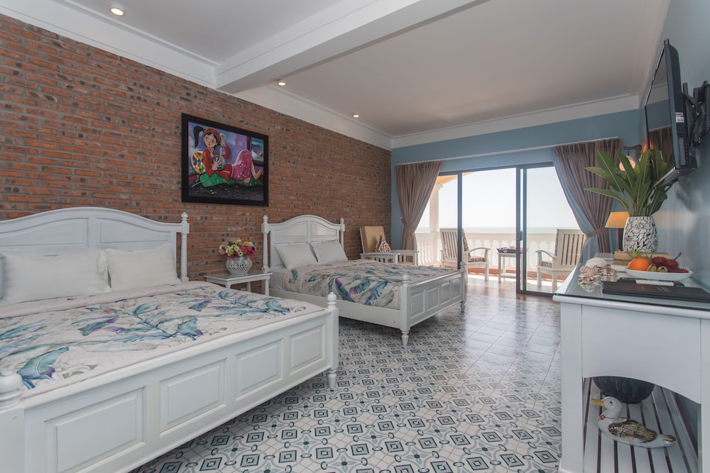 Ocean Front Grace Family Suite photo 2