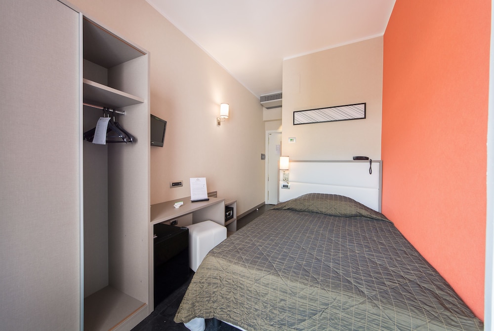 Double Room Single Use (Small with French bed & Internal view)