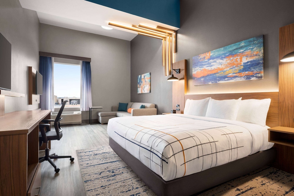 Suite, 1 King Bed, Non Smoking - Photo 2