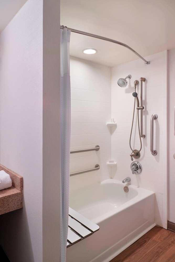 Room, 1 King Bed (Mobility/Hearing Accessible, Tub) - Photo 3