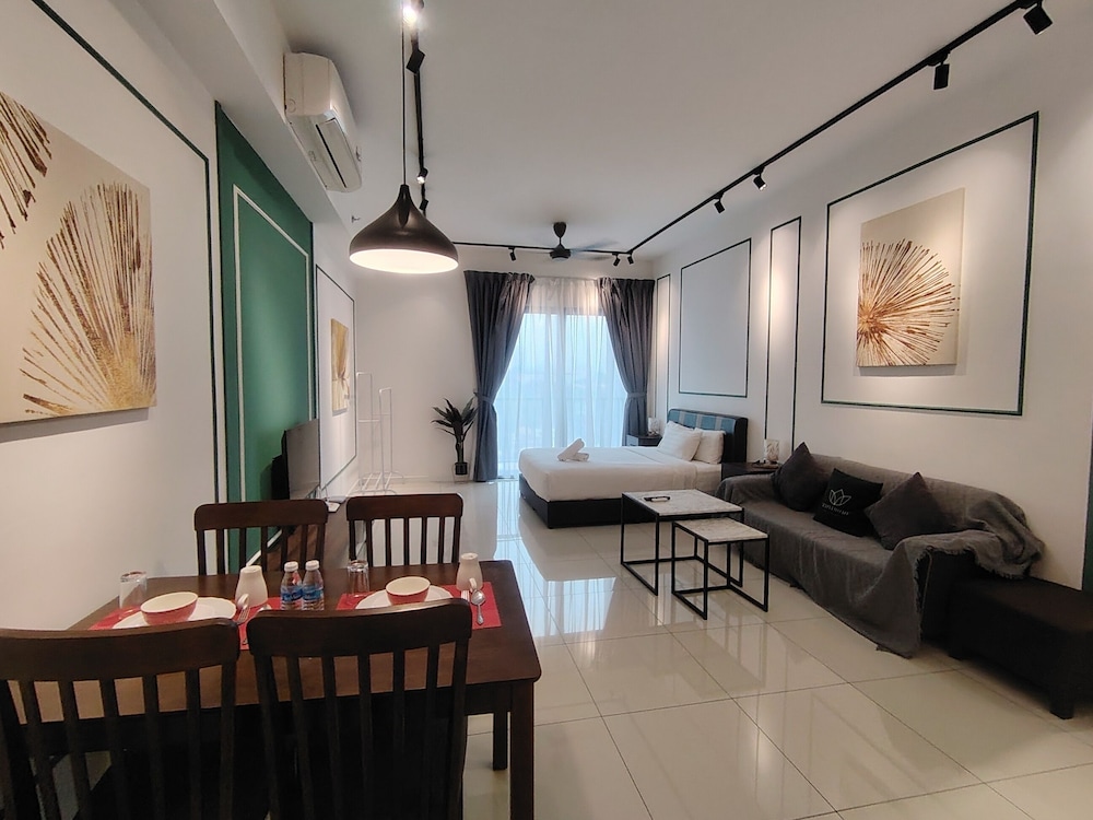 Deluxe Studio Suite, City View