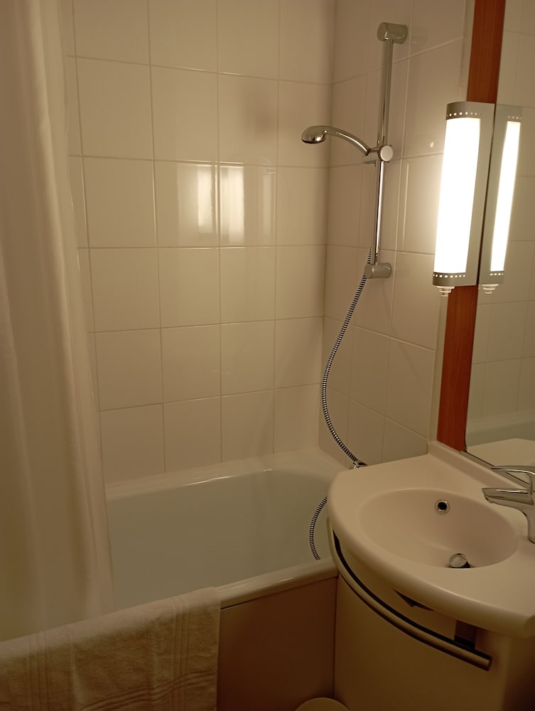Standard Room, 2 Twin Beds - Photo 8