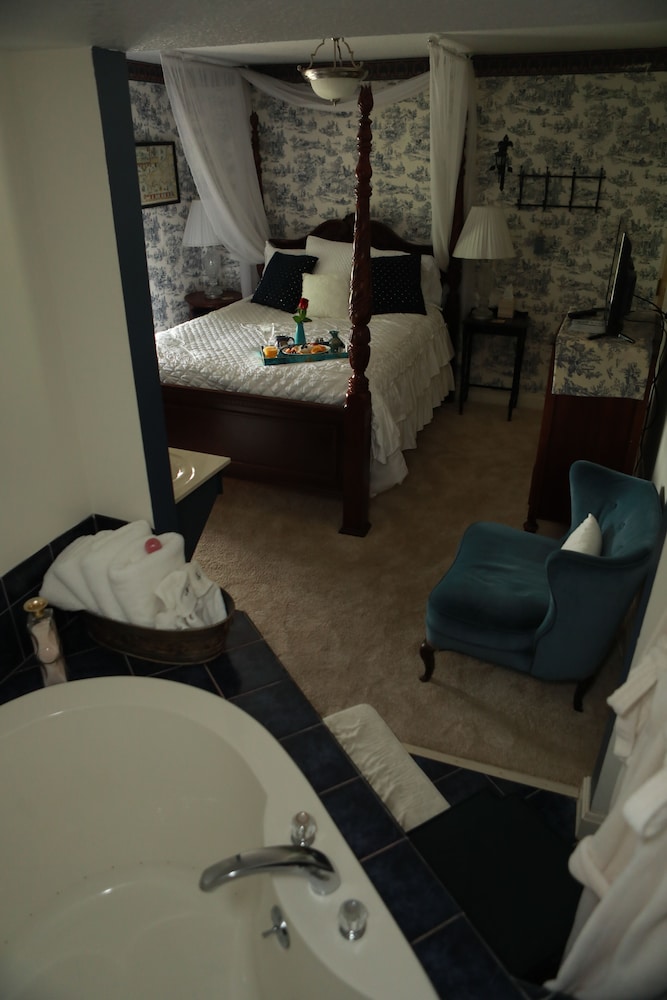 Deluxe Room, 1 Queen Bed, Jetted Tub (English Spa) photo 2
