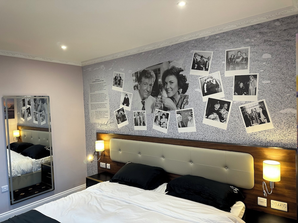 Luxury Suite, 1 King Bed, Non Smoking, City View photo 3