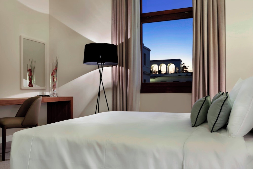 Deluxe Room, 1 King Bed - Photo 7