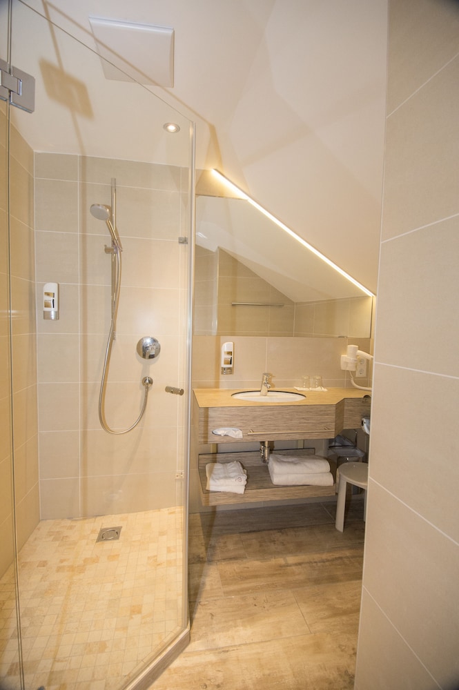 Standard Double or Twin Room - Photo 9