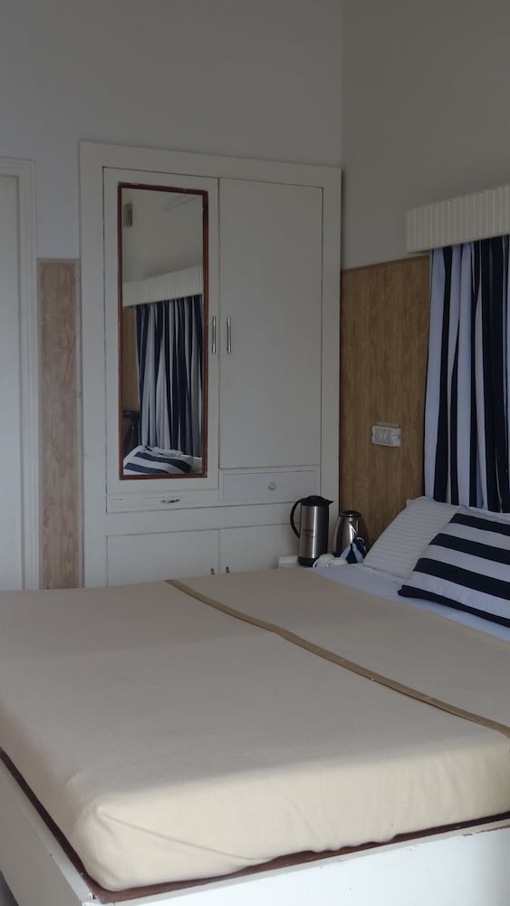 Economy Twin Room - Photo 6