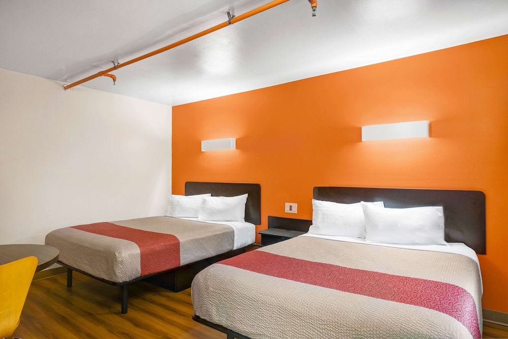 Standard Room, 2 Queen Beds, Non Smoking, Refrigerator & Microwave photo 1