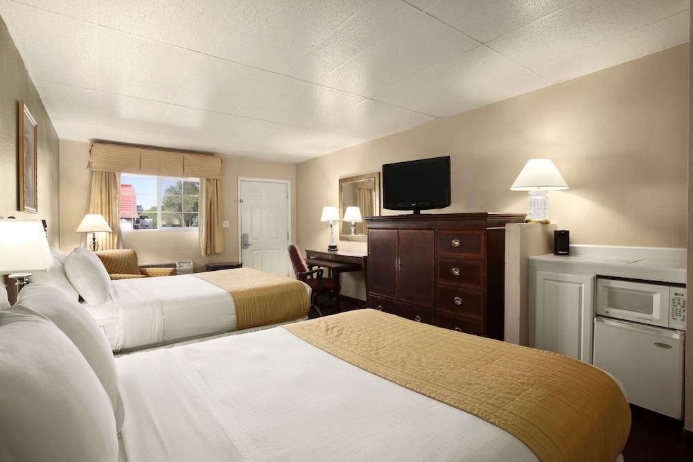 Standard Room, 2 Queen Beds photo 1