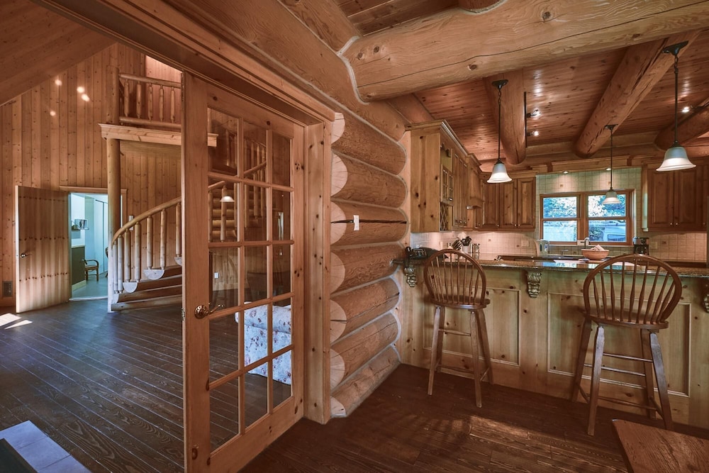 Executive Plus 44 - Majestic log Chalet With hot tub Sauna Heated Pool and Close to Activities, Kuva 29