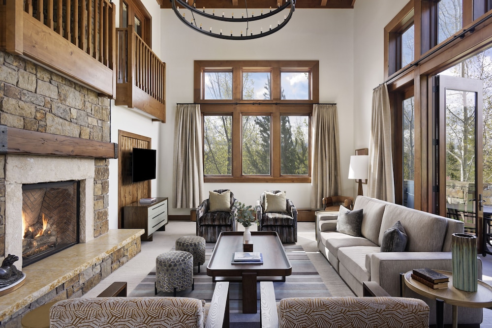 Penthouse, 3 Bedrooms (The Wildflower Residence Plus Den)