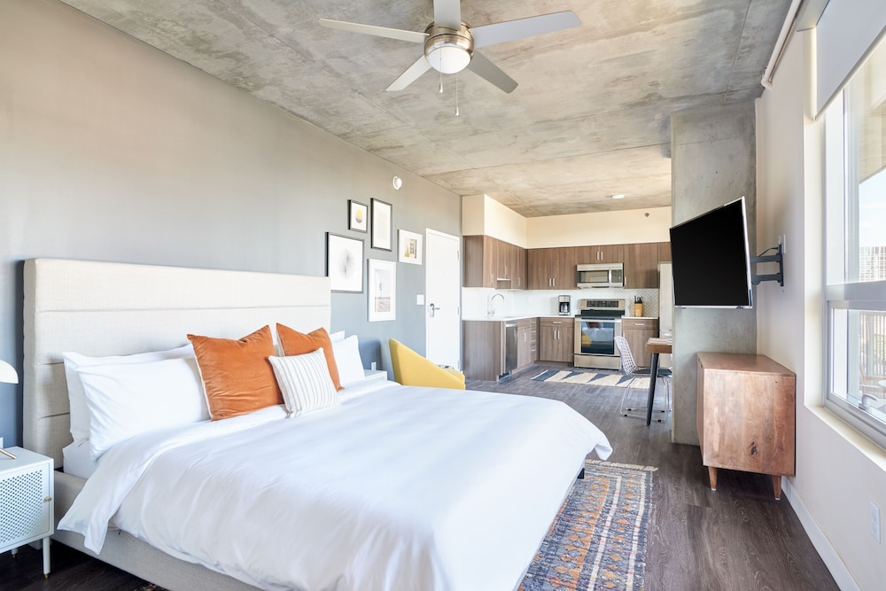 Studio, 1 King Bed, Balcony photo 2