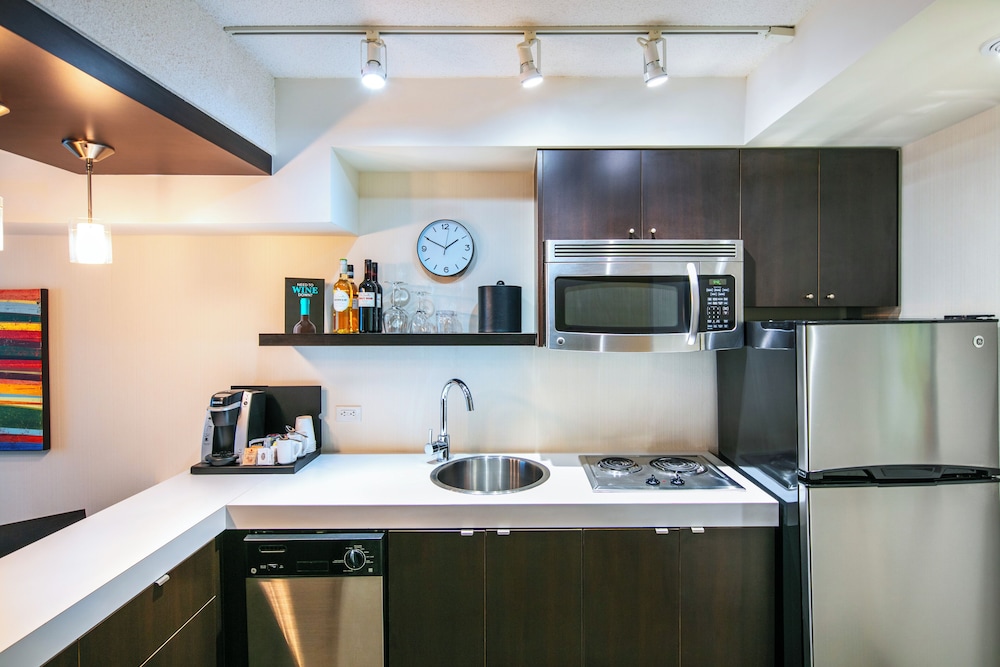 Deluxe One Bedroom Suite, Full Kitchen - Photo 6