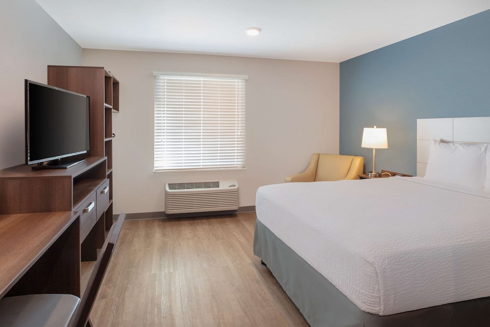 Standard Room, 1 Queen Bed photo 3