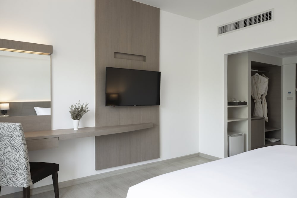 Superior Room, 1 King Bed - Photo 3