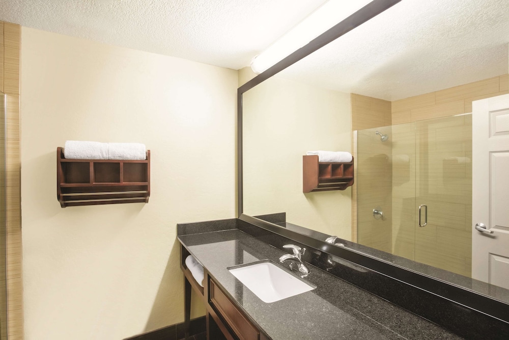 Room, 2 Queen Beds, Non Smoking - Photo 4
