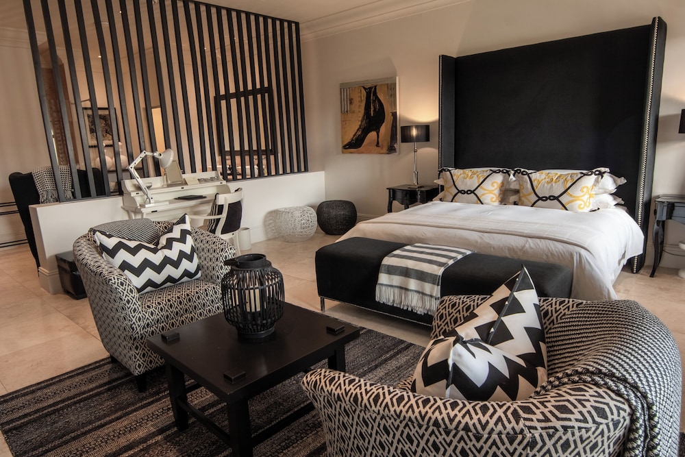 Premium Studio Suite, 1 King Bed, Courtyard View photo 1