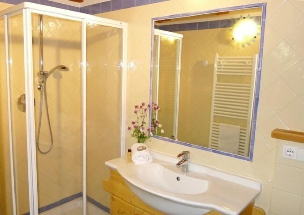 Chalet, 2 Bedrooms (Anemone) photo 3