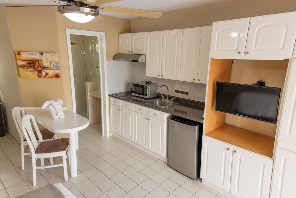 Family Room, 2 Bedrooms, Pool View - Photo 13
