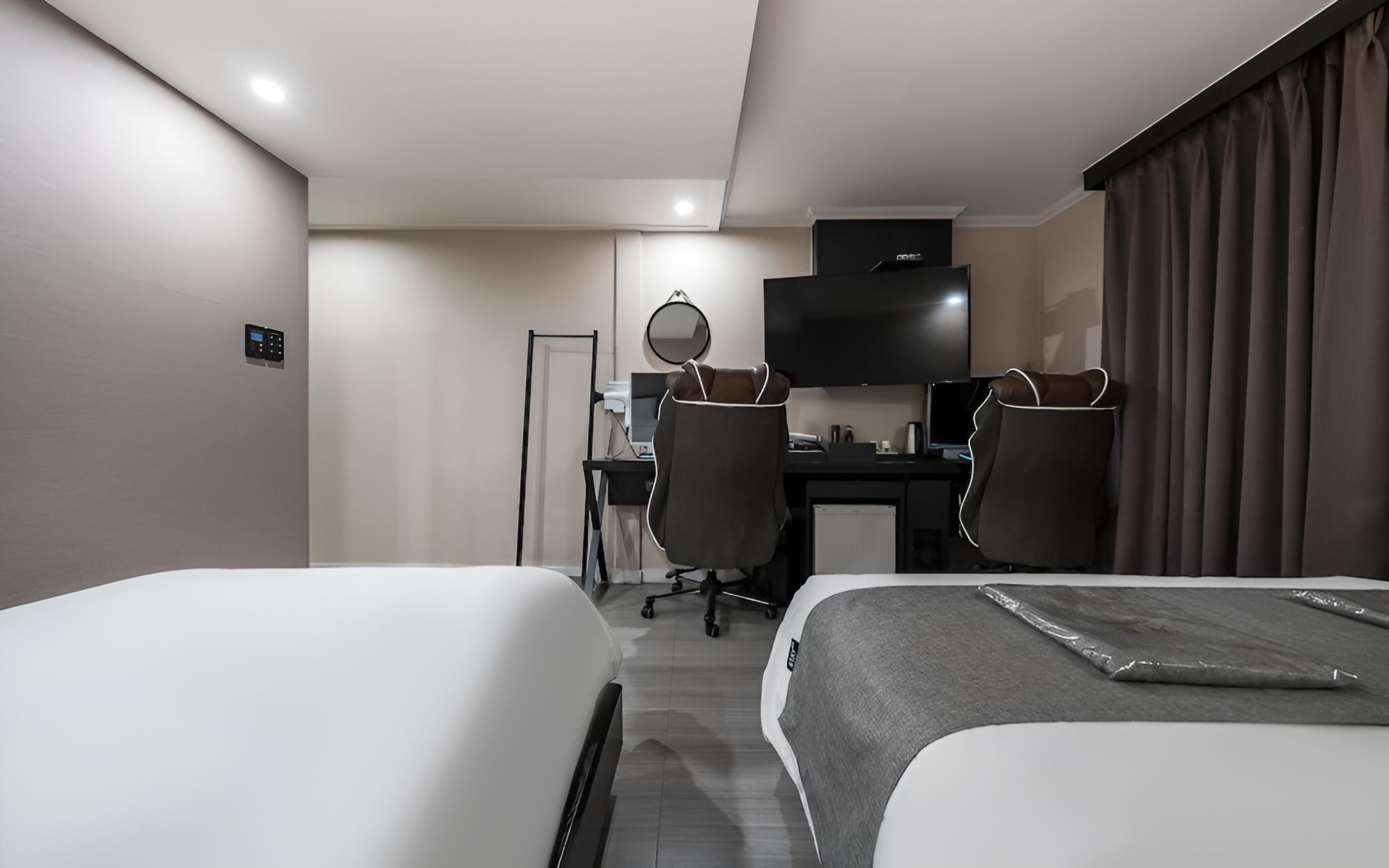 Room (Deluxe Twin (free breakfast provided)) photo 2
