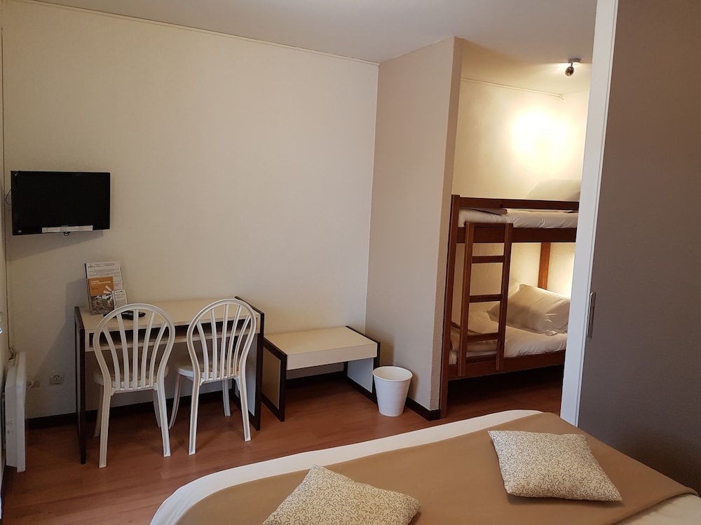 Quadruple Family Room, ground floor, pool side photo 2