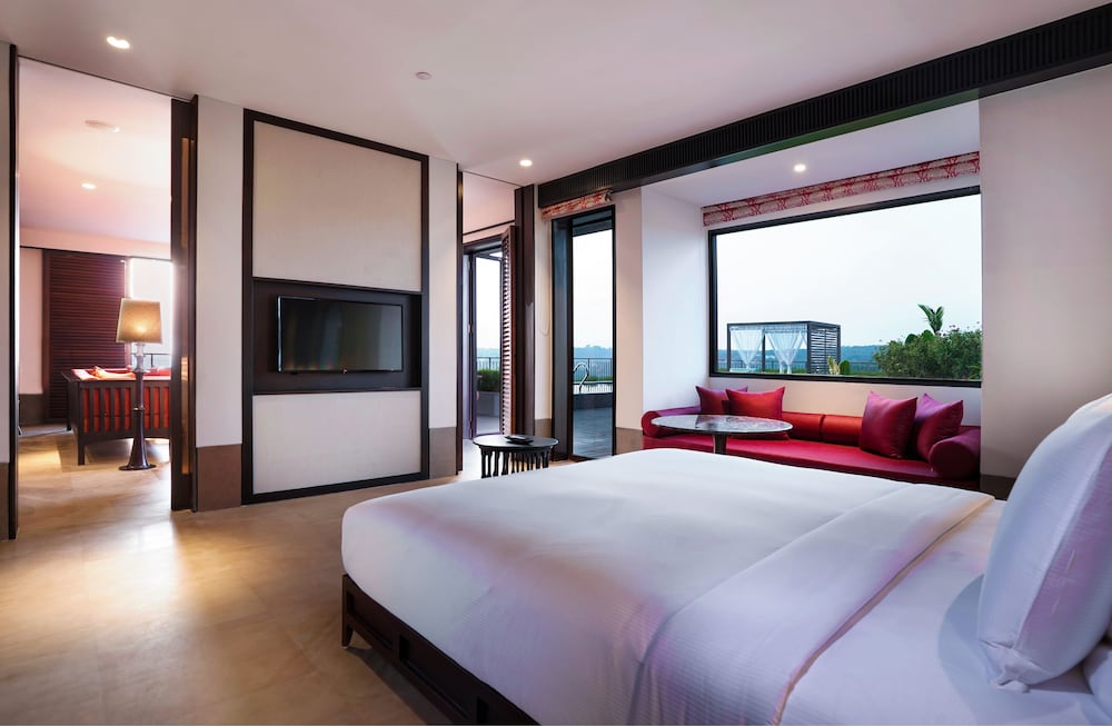 Presidential Penthouse, 1 King Bed, River View (Private Luxury Pool Suite) photo 2