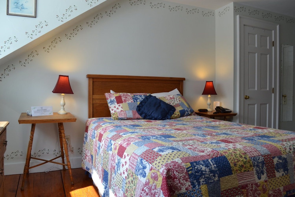 New Hampshire Room photo 1