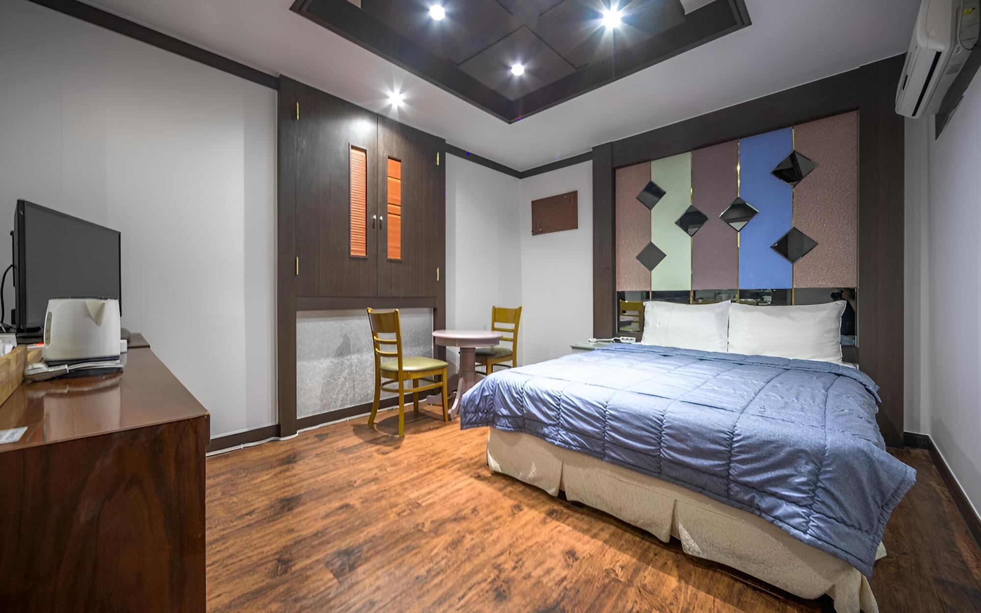 Room (Standard Room) - Photo 13